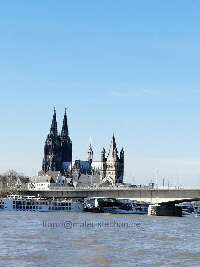 Blick auf den Dom vom Wasser aus